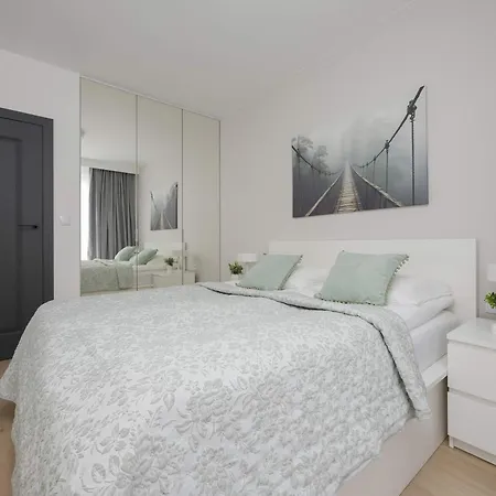 Cosy Air-conditioned With Parking In The Garage By Renters Prestige Varşova